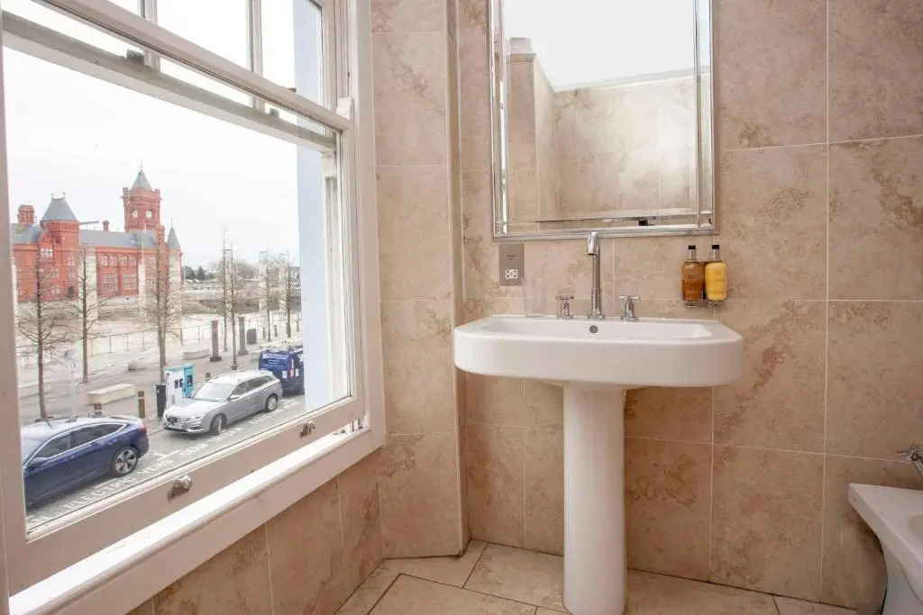 Quirky Cardiff Bay Hen House Sleeps 14-16