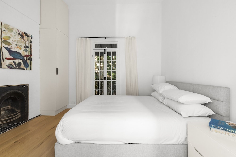 Bright 2 Bed House in Surry Hills