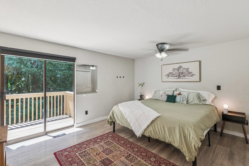 Modern Forest Escape, Near Lake Stevens & Hikes
