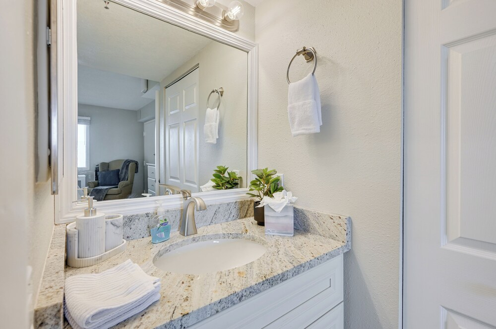Gulf-view Balcony & Pool Access: Hudson Retreat