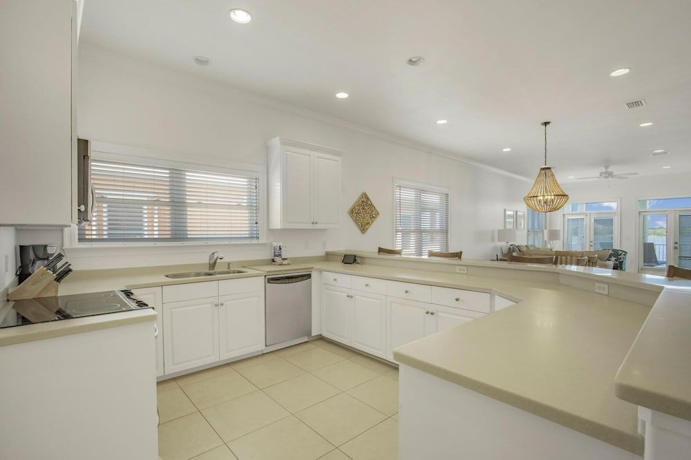 North Floor Pet-friendly Duplex on Little Lagoon