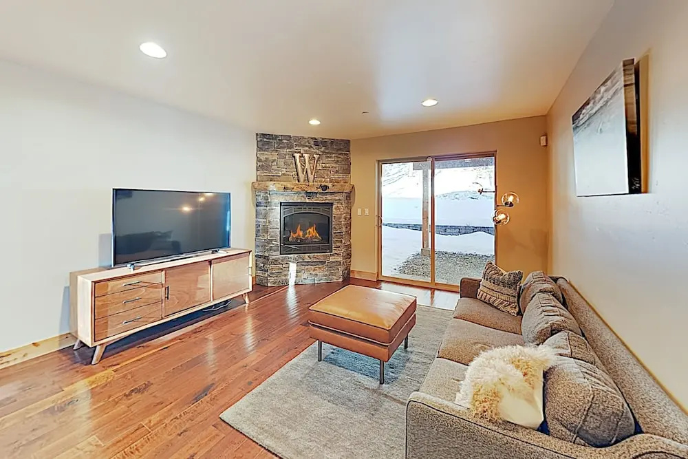 Lavish New-build: Private Hot Tub & 2 Living Areas 4 Bedroom Home