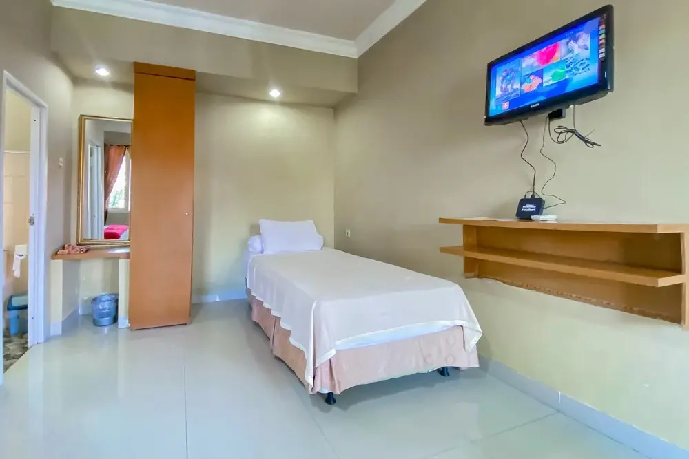 RedDoorz Near Taman Bunga Nusantara 2