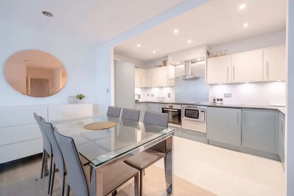 Central 2BD Flat w/ River View Balcony - Vauxhall!