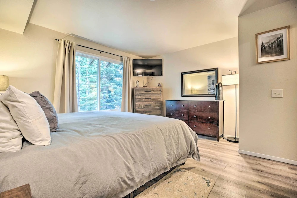 Elegant Mountain-view Condo < 1 Mi to Lifts!