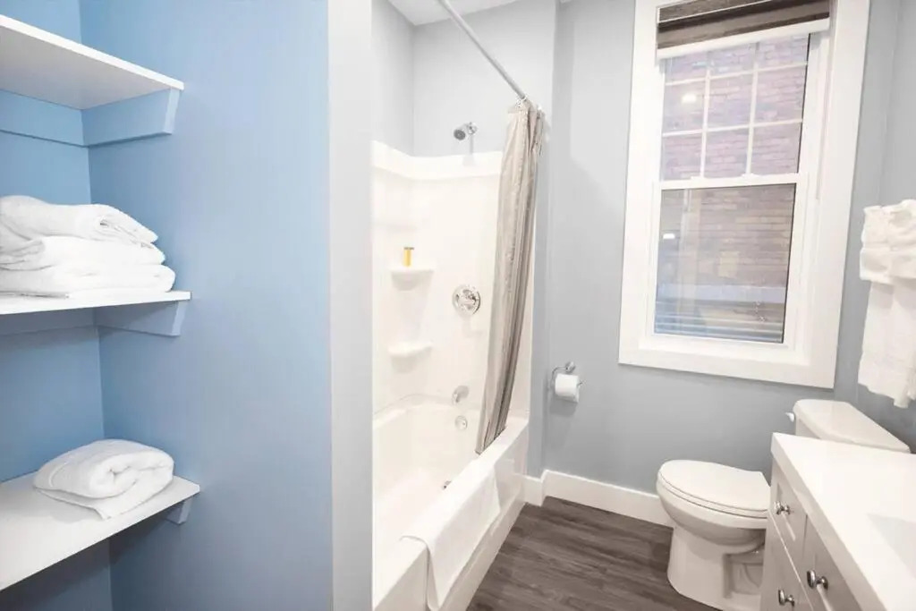 Unique 3BR 2bath Quadplex Free Parking Laundry