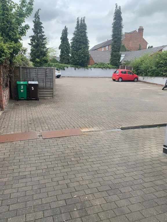 Absolute Stay in Sherwood-free Parking-east Midlands Airport-contractors-family