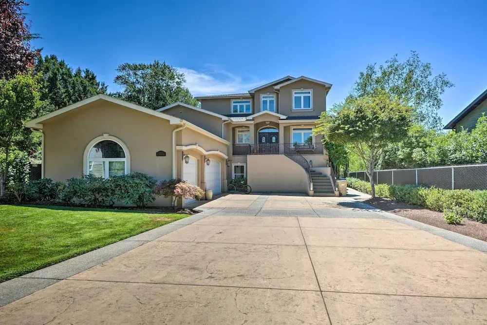 Luxe Getaway w/ Riverfront Views in Grants Pass!