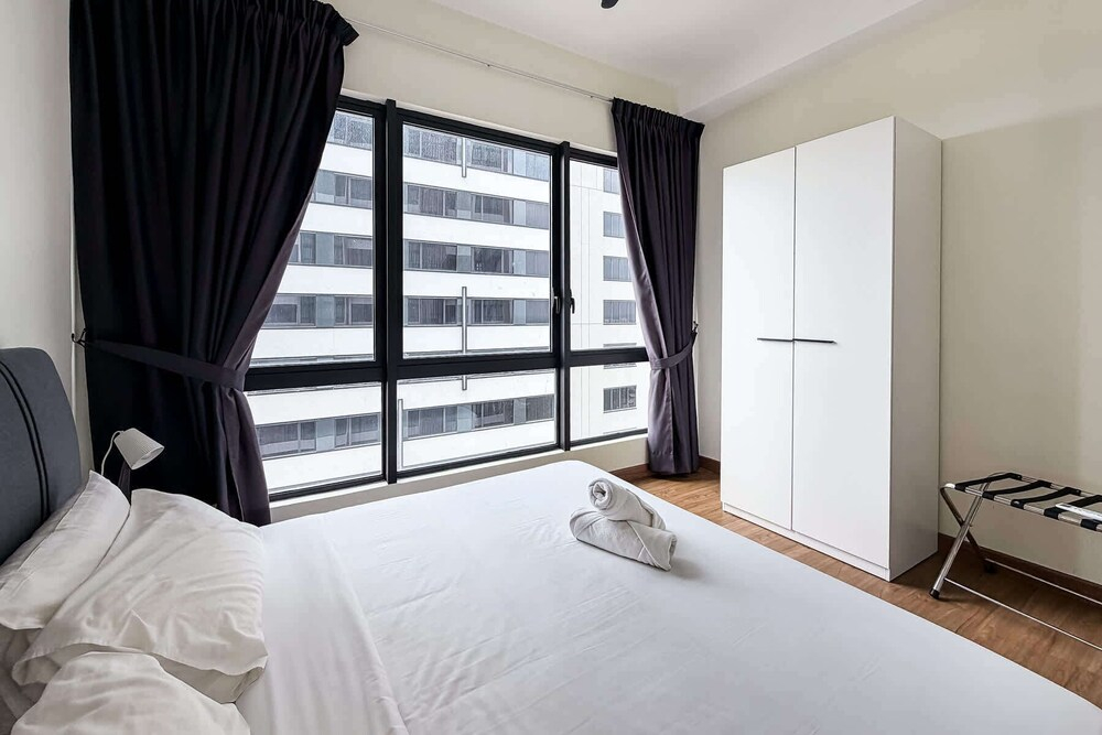 Modern Family Duplex for 6, Near Jonker St