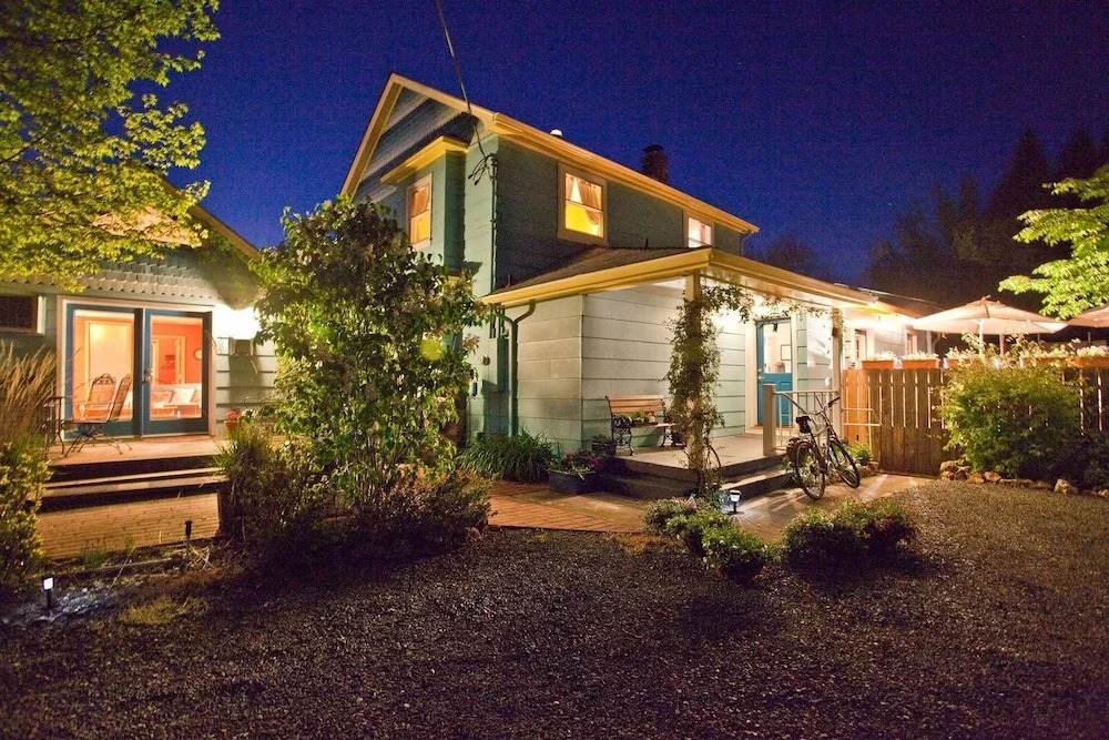 Blue Moon Cottage ~ Pet Friendly ~ 5 Blocks to OSF