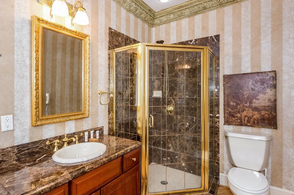 Magnificant & Private Lakefront 5 Bedroom Home