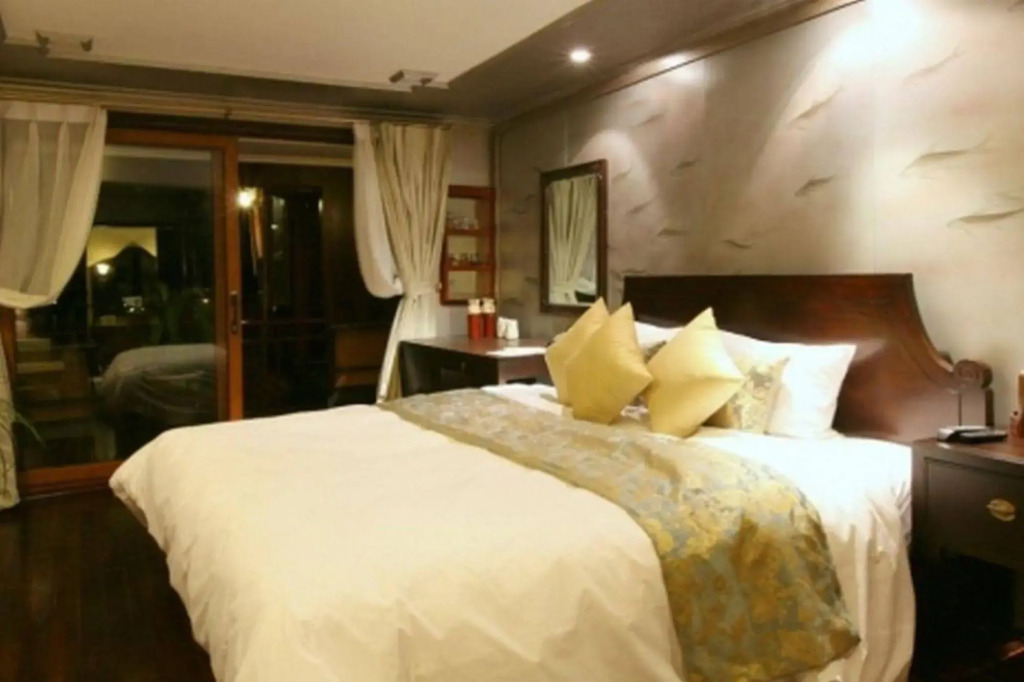 Heritage Line Violet Cruise - Halong Bay & Lan Ha Bay
