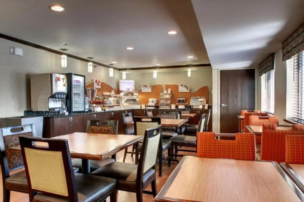 Holiday Inn Express & Suites Kansas City - Oak Grove I-70 by IHG