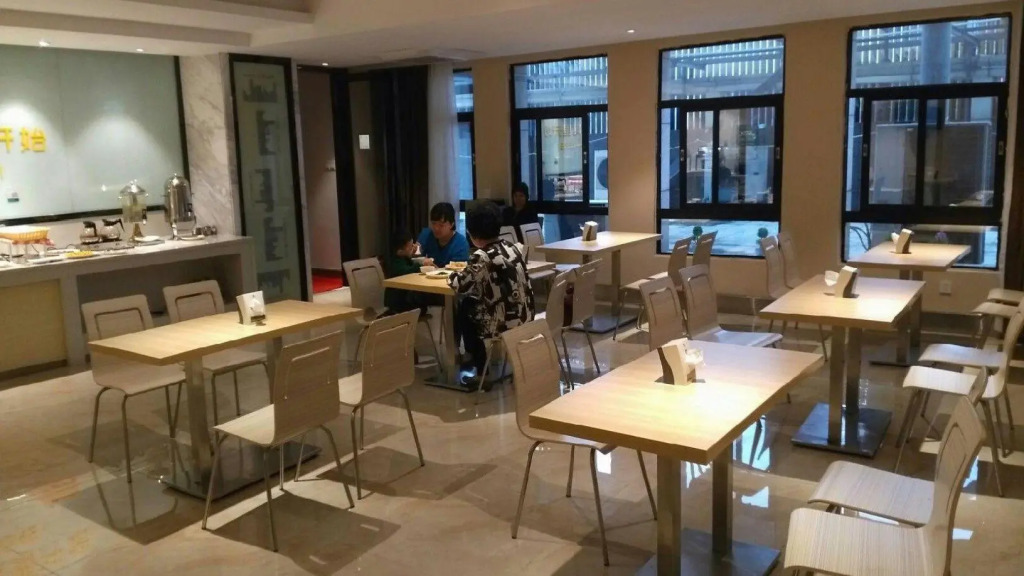 Queen Design Hotel (Qiandeng Lake Resort Guicheng Subway Station Branch)