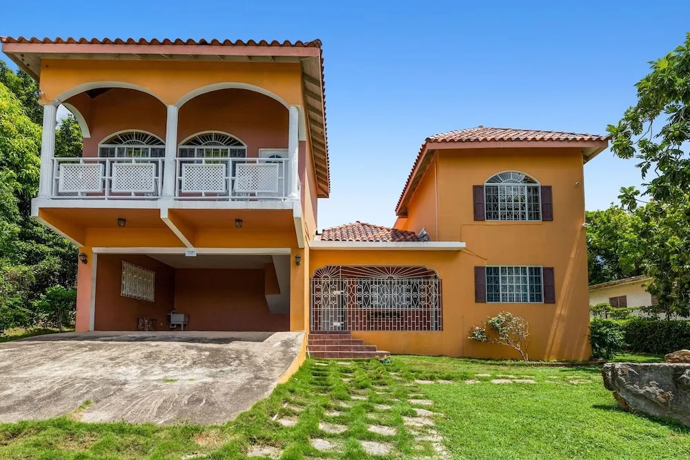 YanceyLargoEstate 2BR Villa with Mountain Views