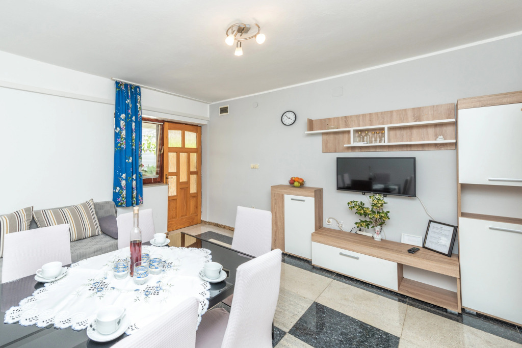 Silver Apartment