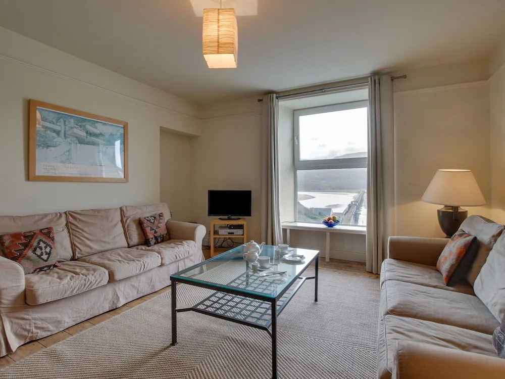Modern Apartment Near the Estuary of the Mawddach River
