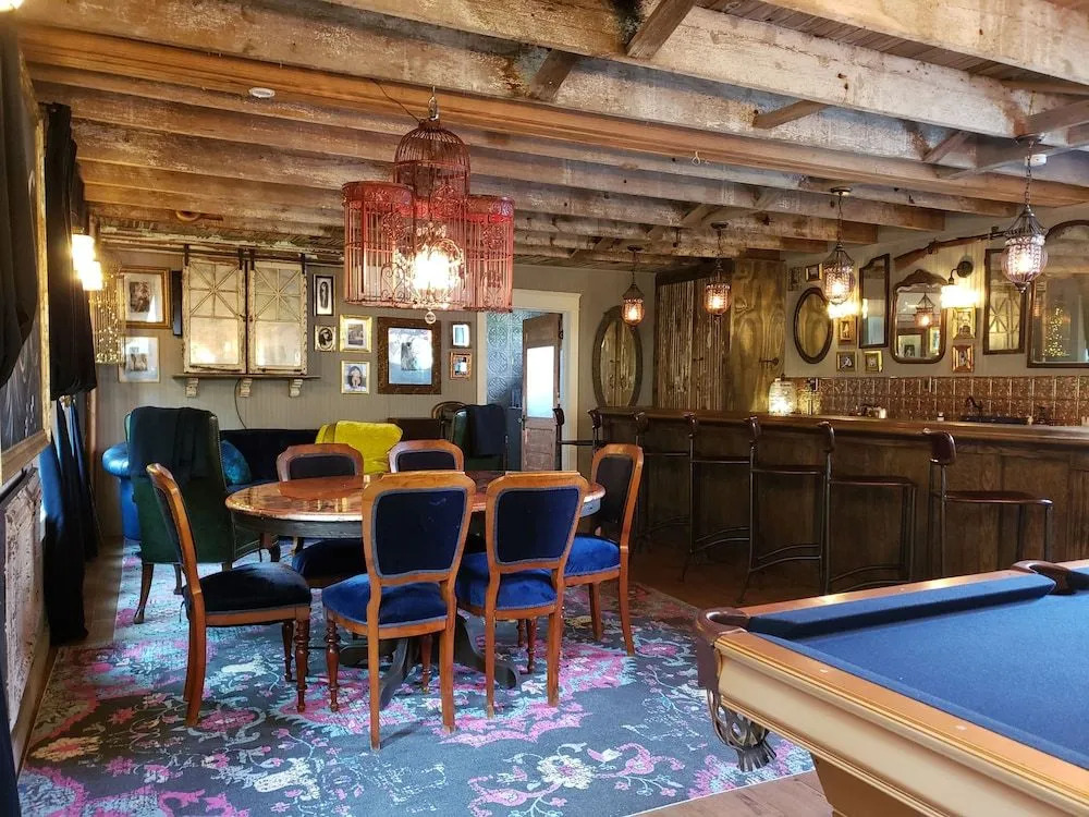 Cedar Oaks Inn LLC