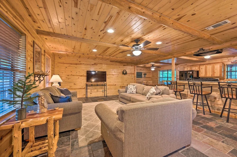 Broken Bow Retreat on 2 Acres w/ Hot Tub & Deck!