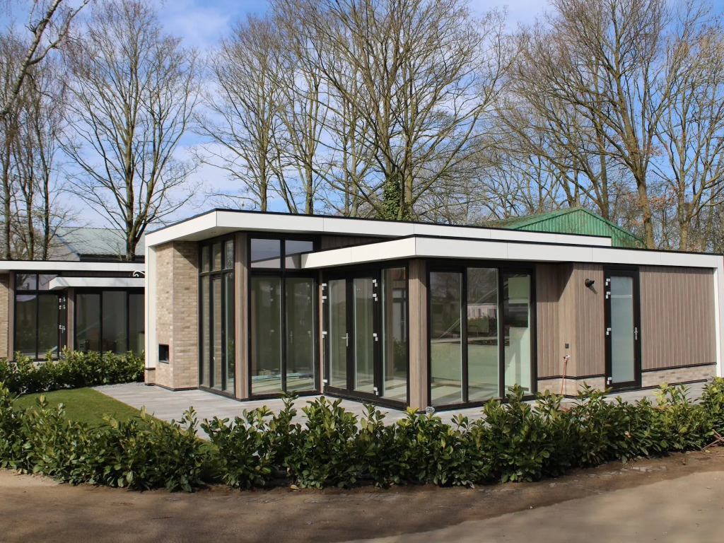 Wellness chalet with a sauna, in a holiday park directly on a recreational lake