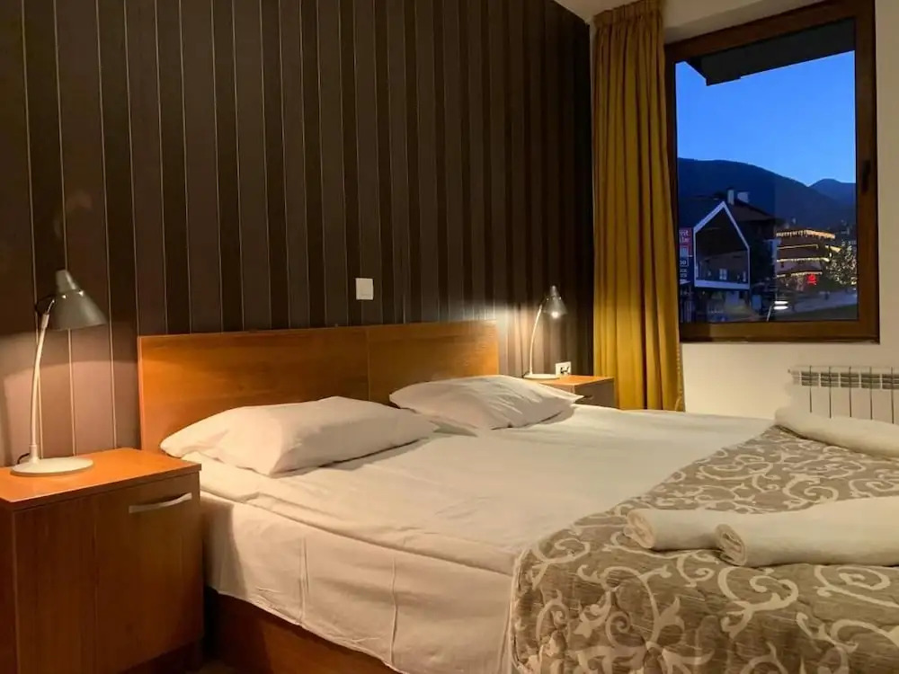 Room-granat Double Room 3- Next to Gondo