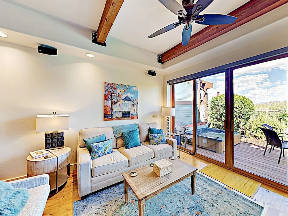 New Listing! Newpark Townhome W/ Hot Tub 2 Bedroom Townhouse