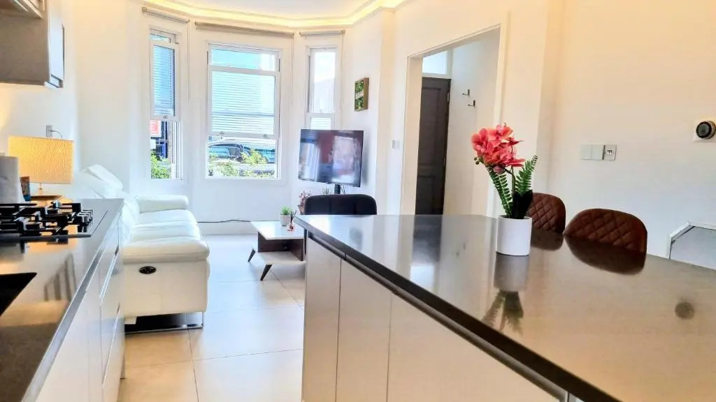 Surbiton Luxury Garden House 19