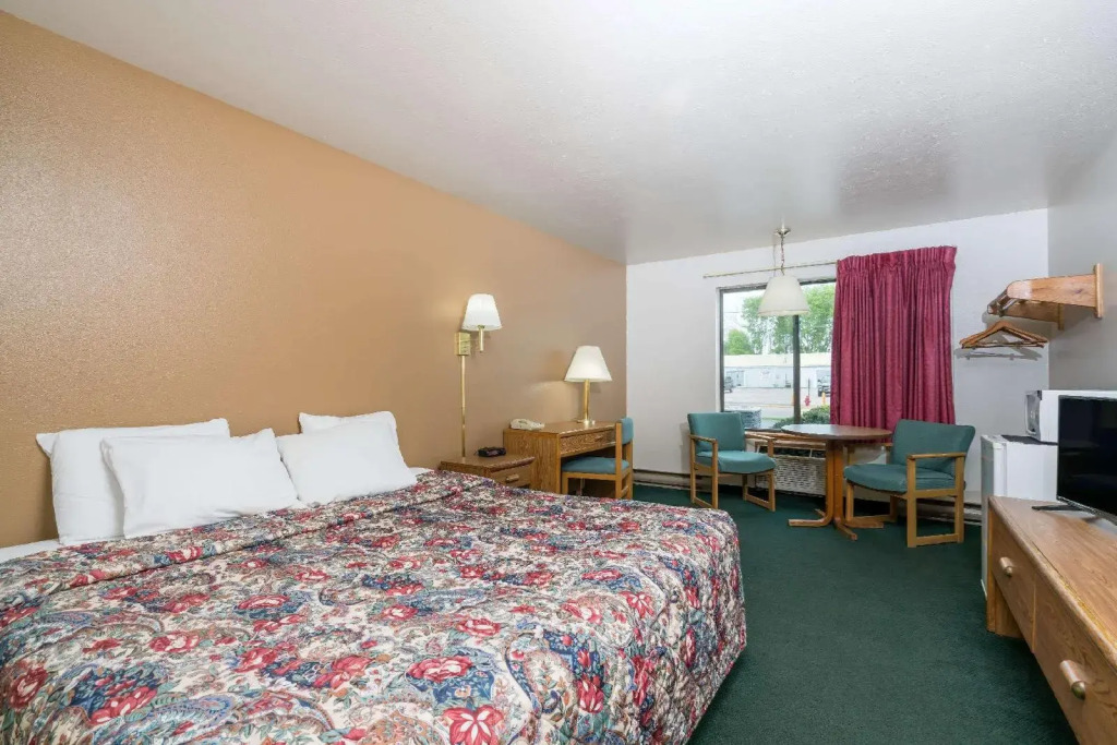 AmeriVu Inn and Suites Shawano WI