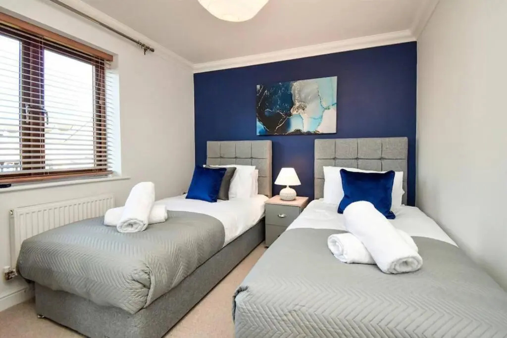 Luxury 4 Bedroom 3 Bathroom House- Sleeps up to 8 - Free Parking, Balcony, Private Garden, Super-Fast Wifi and SmartTVs with Netflix by Yoko Property