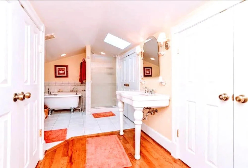 Colonial Beach Plaza Bed & Breakfast