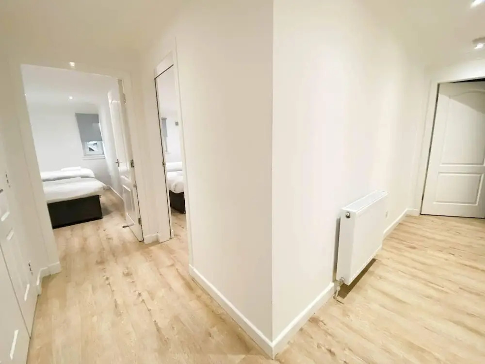 Large Modern 3 Bedroom Apartment - Free Parking