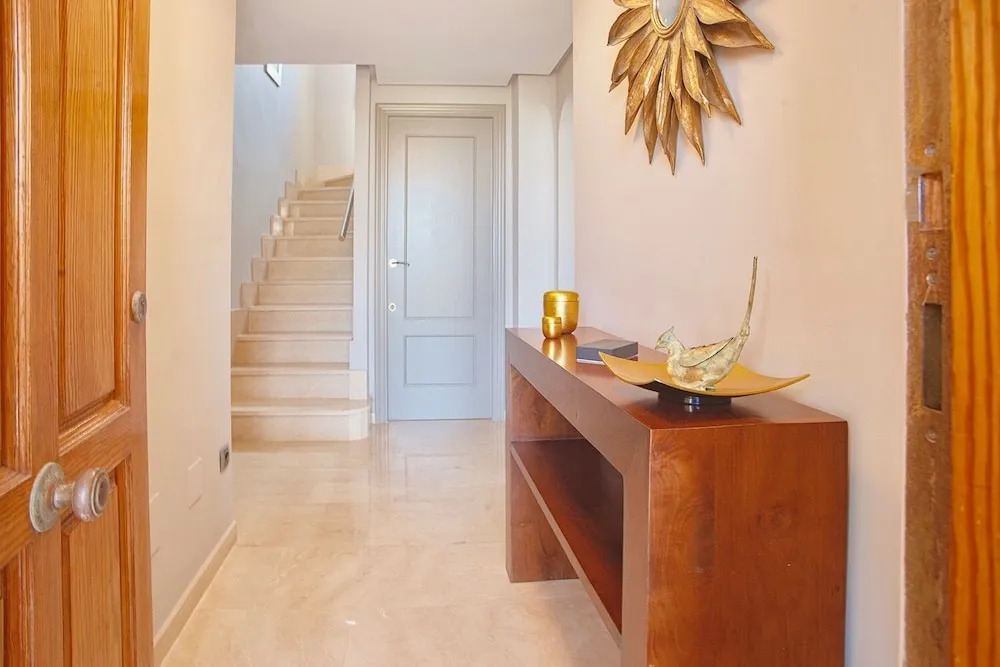3 Bed House - Sleeps 6 - Pool - Garden - Parking