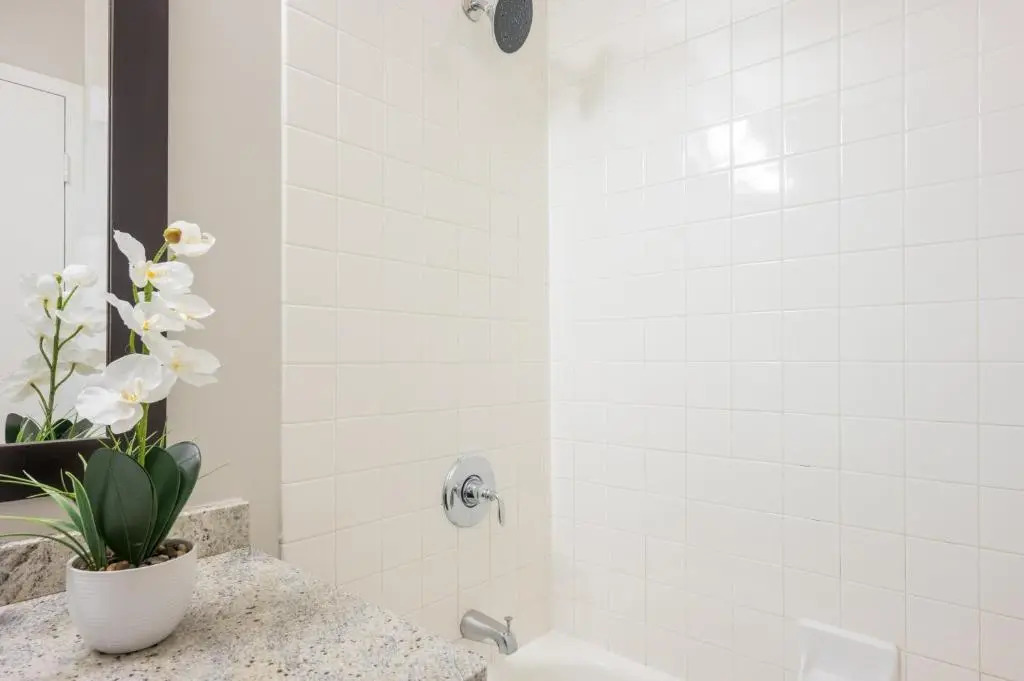 3BR 2BA Captivating Penthouse with Views Pool & Gym