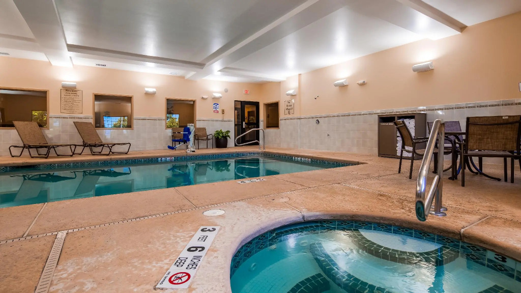 Best Western PLUS Victor Inn & Suites