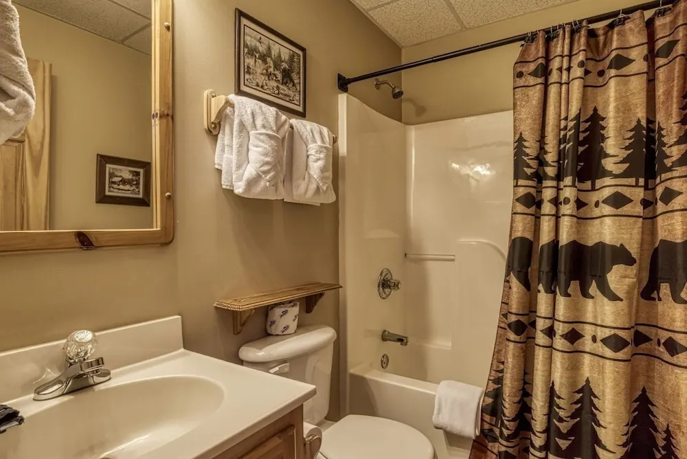 ER66 - Lil Bit of Heaven - Great location, Close to all the action! cabin