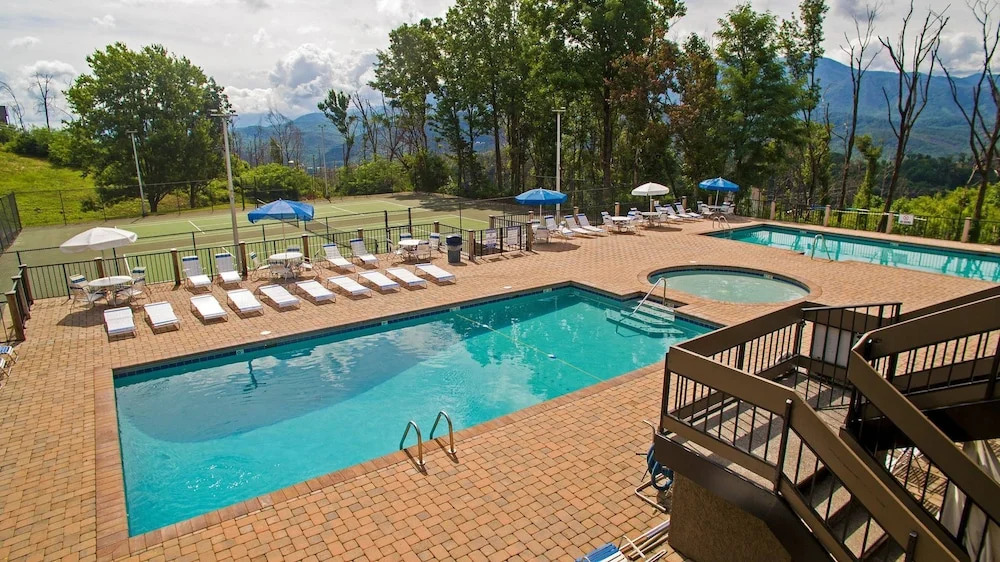 Bearfoot Getaway - New Lux Cabin Hot Tub Pool