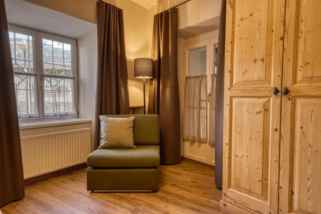 Kreuzwegerhof Nals - Apartments with Pool and Air Conditioning near Merano & Bolzano