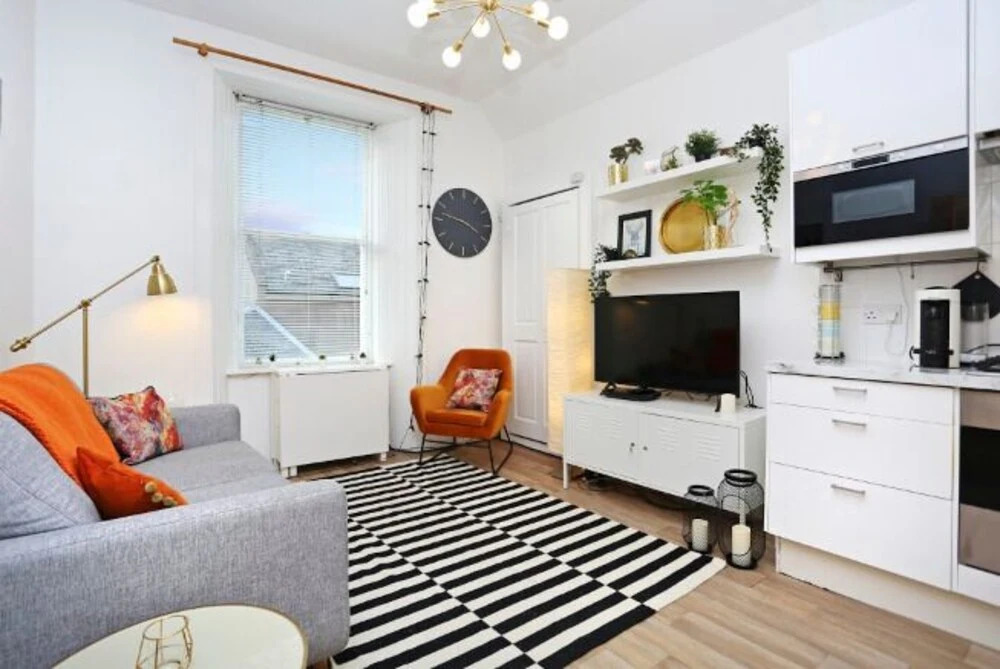An Elegant and Artistic Apartment for 4