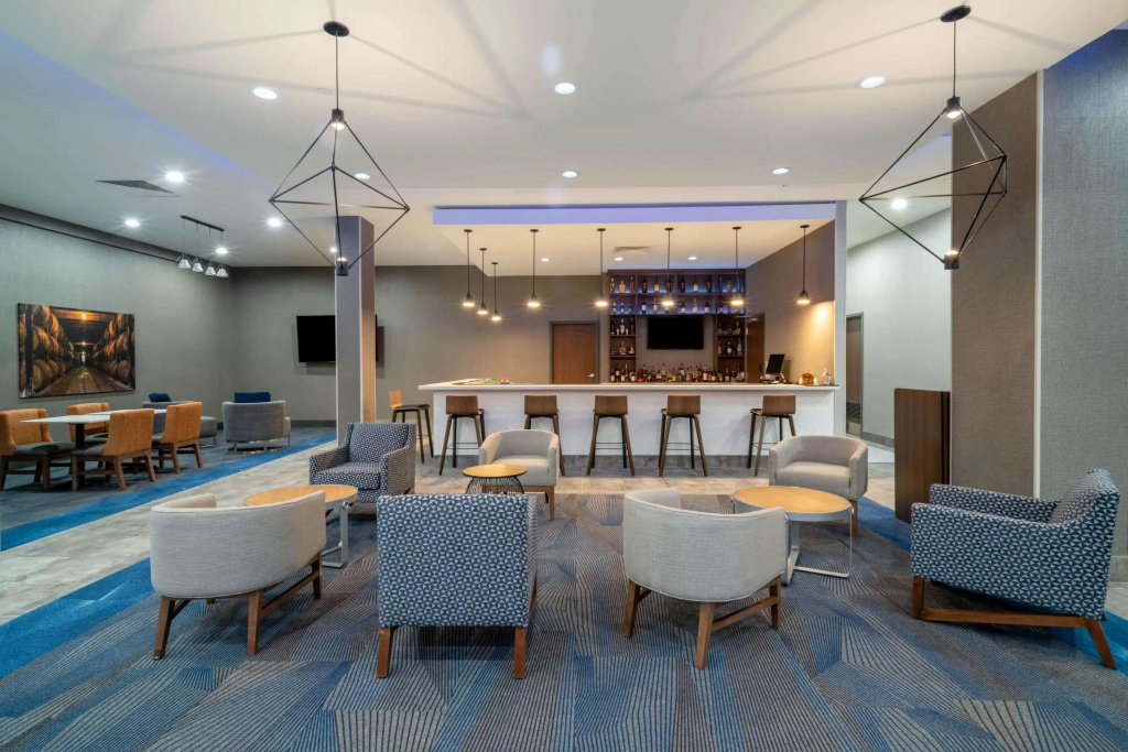 La Quinta Inn & Suites by Wyndham Louisville NE - Old Henry Rd