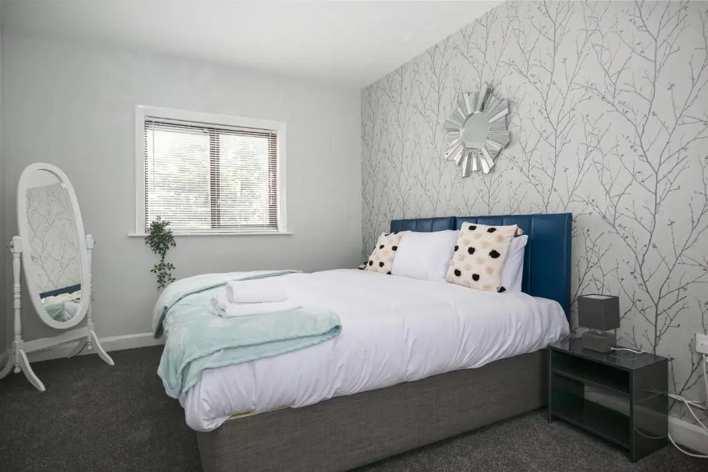 Modern & Contractors & Families & Spacious & Private Parking