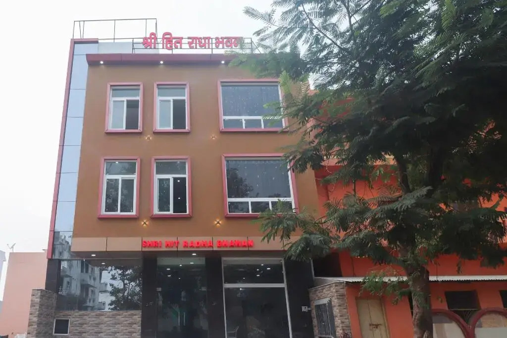 Shri Hari Radha Palace by OYO Rooms
