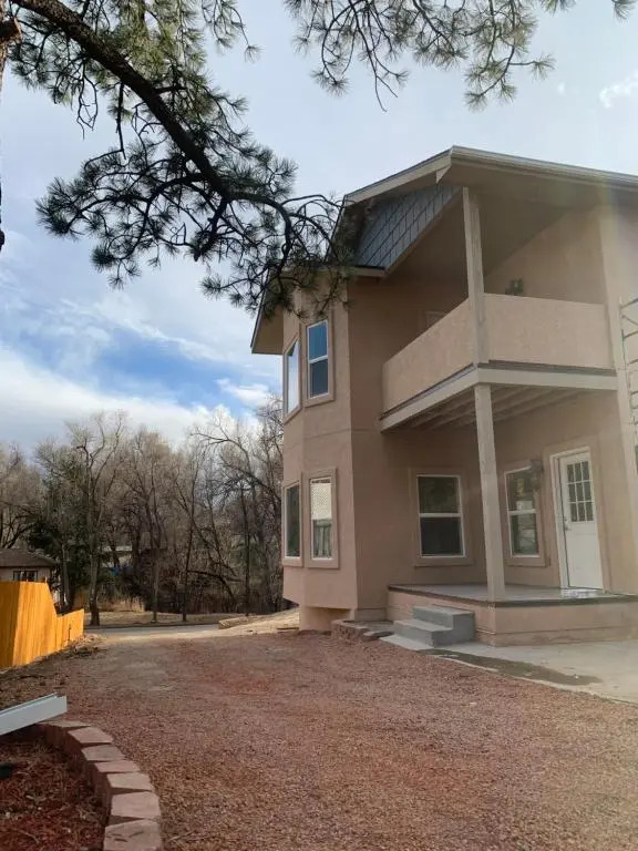 Huge Cozy Home with Many Bedrooms in Ivywild
