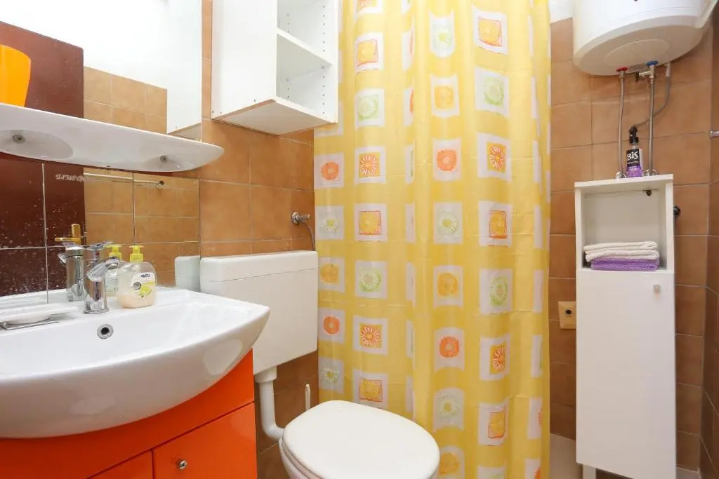 Apartments with WiFi Makarska - 19038