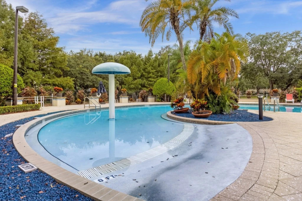 4 Bd 3 Ba Lucaya Village 4-105
