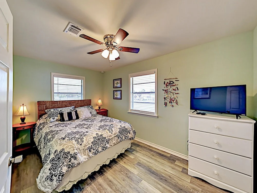 1313 S Magnolia St Home - 3 Br home by RedAwning