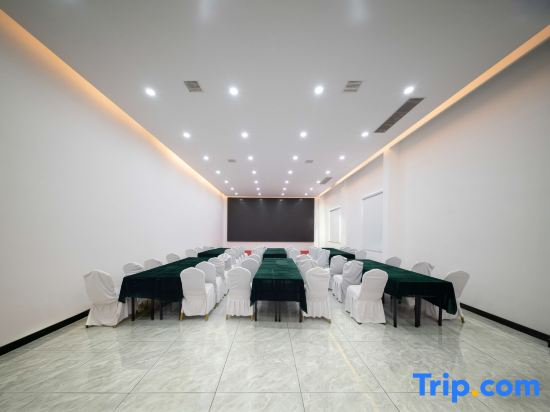Qieman Theme Hotel (Shangqiu Railway Station Normal College)
