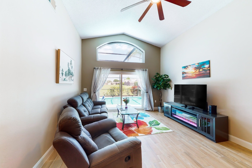 Private Pool Home With Spa, Screened Patio, Central AC, & Washer/dryer