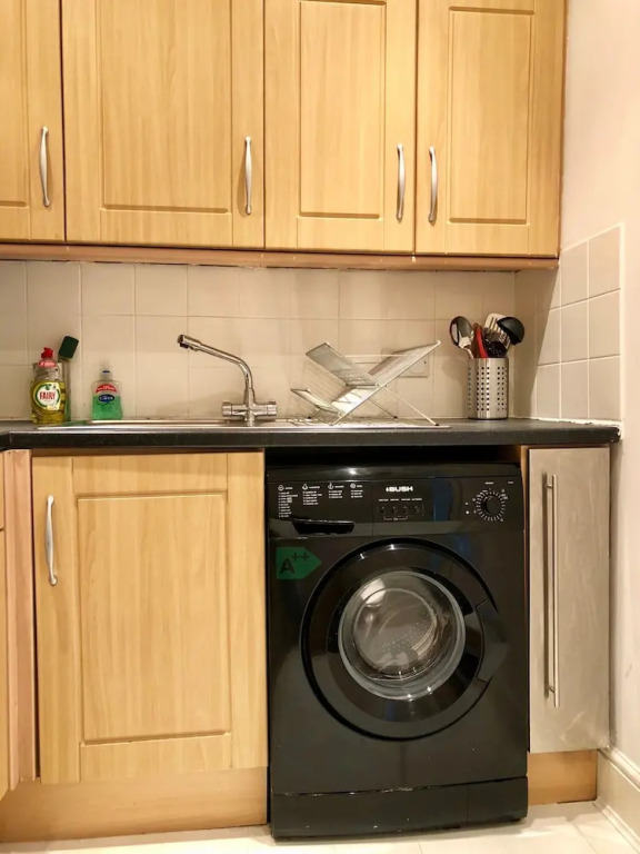 2 Bedroom Flat Near Leith