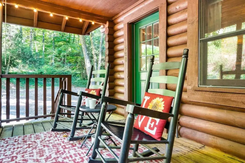 5 min to Dollywood, great location, excellent parking, hot tub, pool table