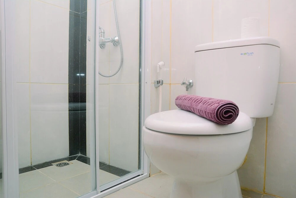 Cozy Living 1BR at Grand Kamala Lagoon Apartment By Travelio